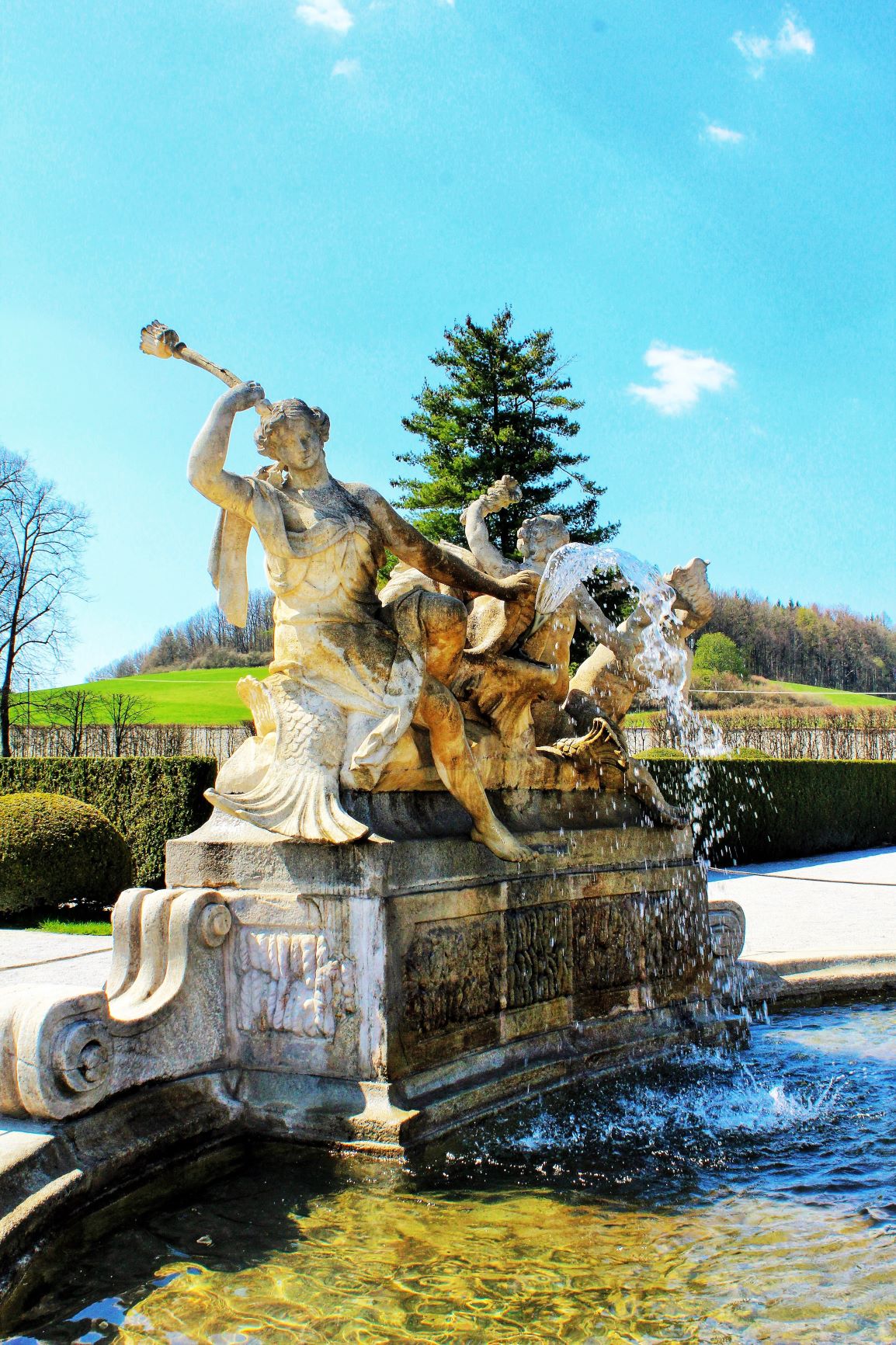 statue fountain in cesky krumlov