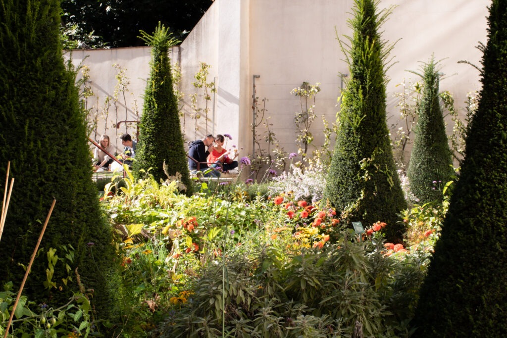 flowers, couple talking in hidden gardens in paris