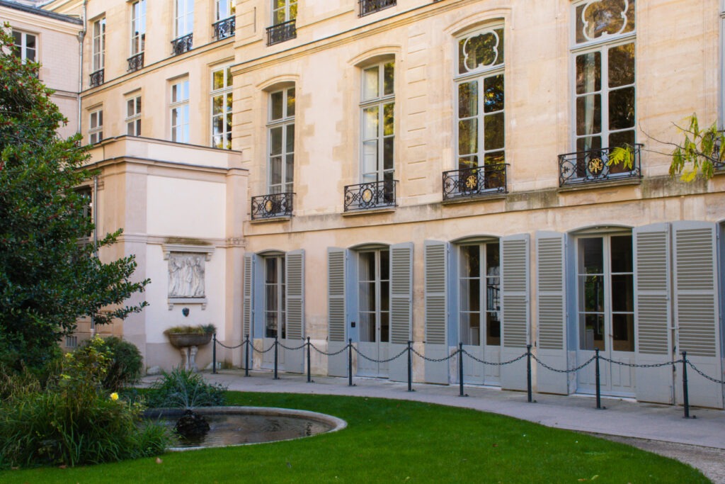 garden and building in Le Marais Paris