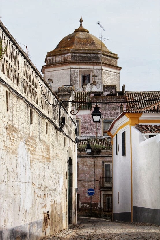laneway with buildings in evora Portugal