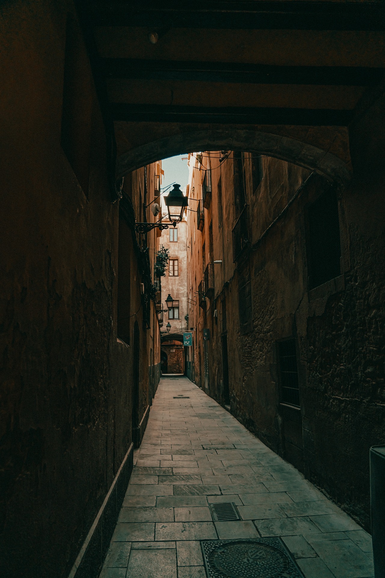 alleyway in barcelona