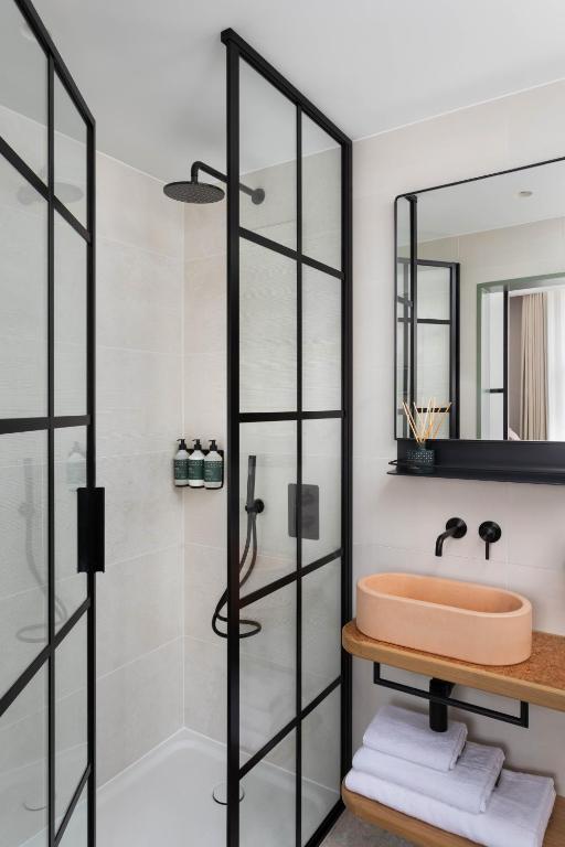 glass shower in cool hotels in london on a budget