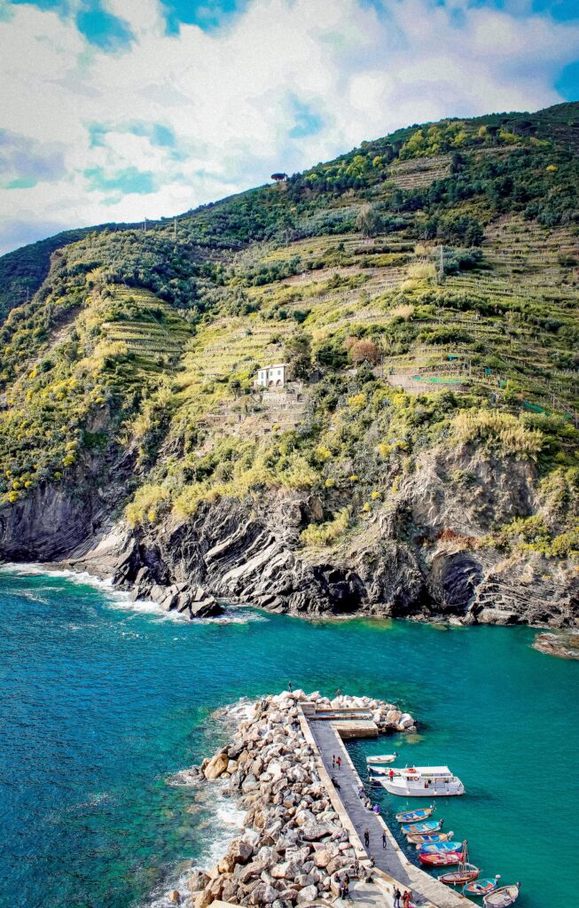 ocean with cliff and rocky shore in 3 days in cinque terre