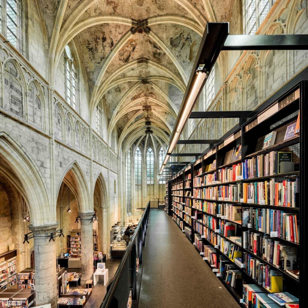 bookstore in churc with vaulted ceiling in day trip maastricht