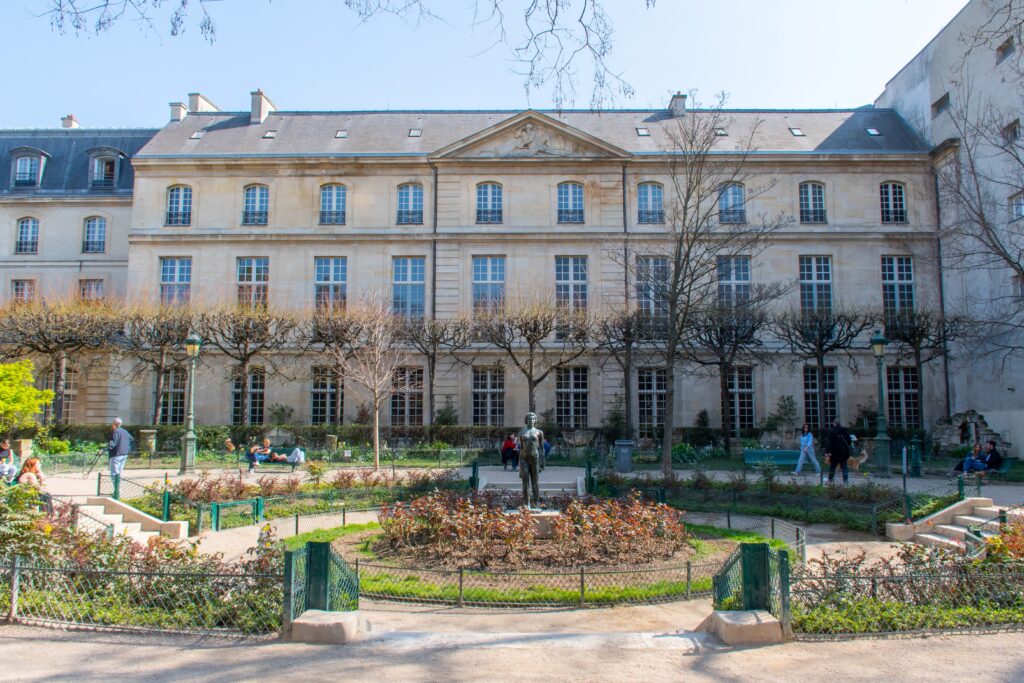 elegant palace with garden in reasons to visit Paris