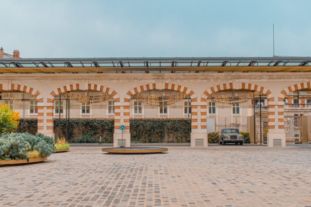 square with arches and car in champagne tour in reims