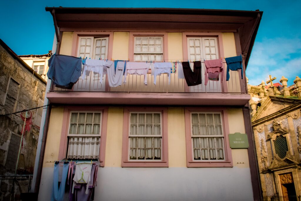 house in laundry hanging in porto how many days