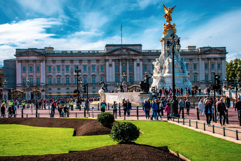 buckingham palace with statue on london private tours
