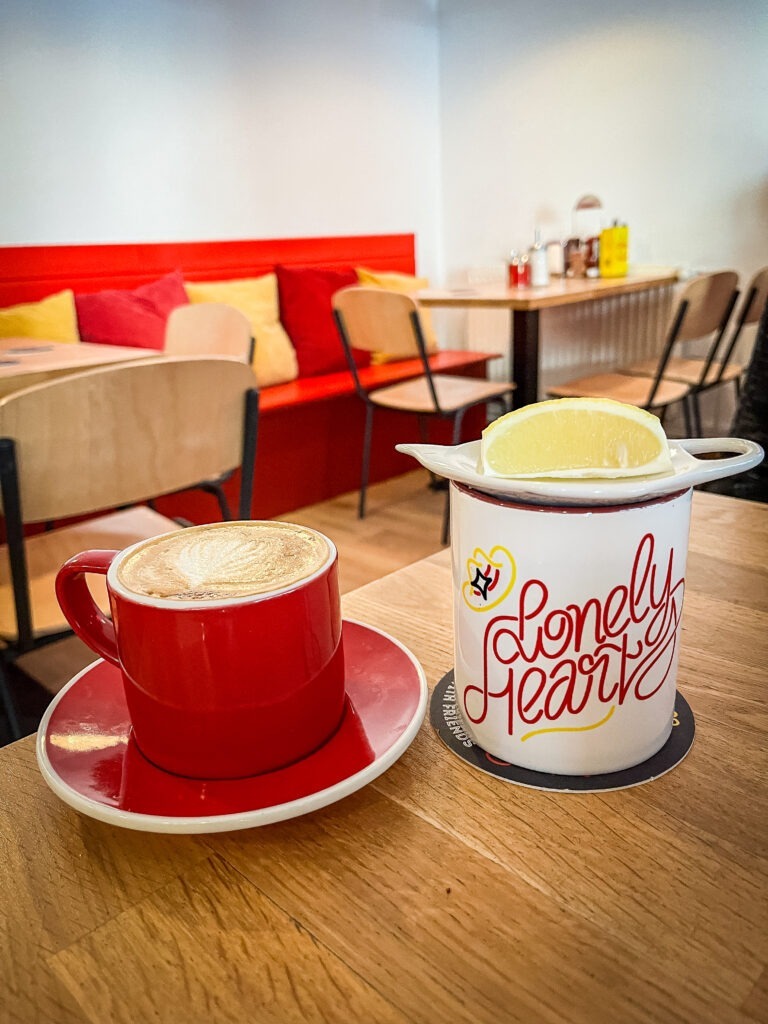 coffee and tea in english breakfast berlin restaurant