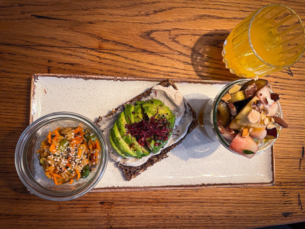 toast with avoocado, salad with fruit at vegan brunch berlin