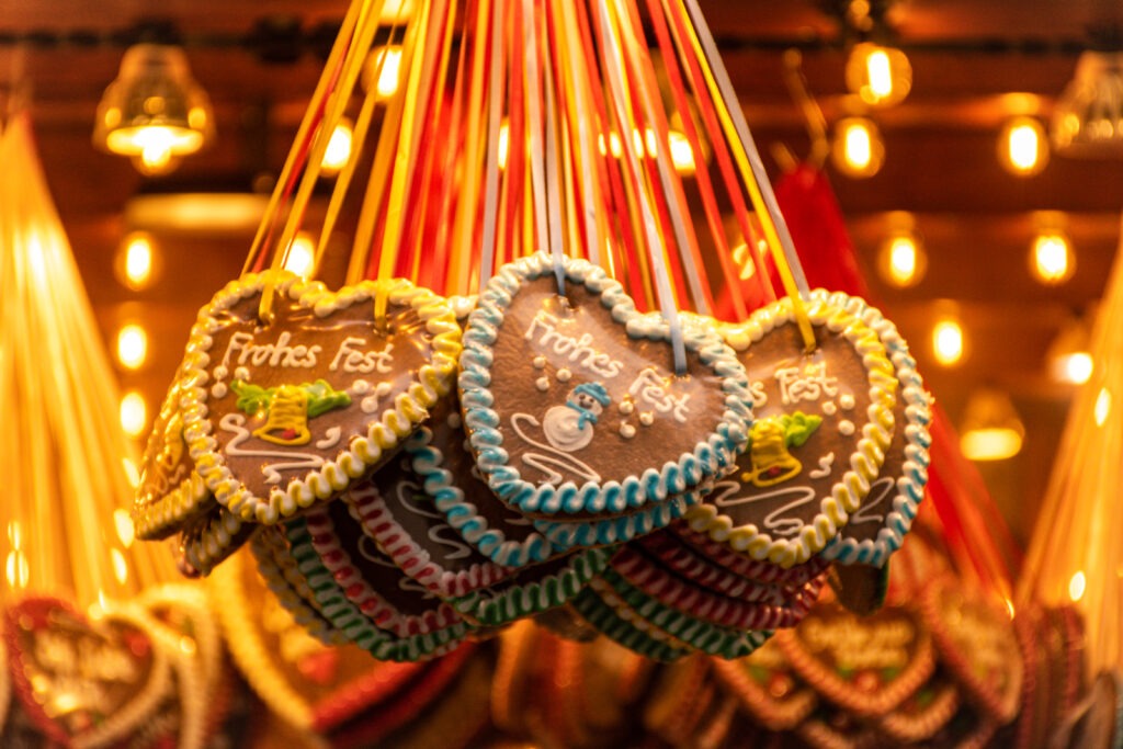 gingerbread hearts with  sayings in german at berlin christmas markets