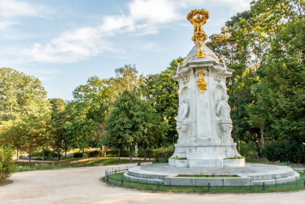 tall white stone statue in berlin tiergarten park of composers