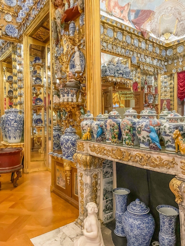 room with gold details and porcelain pieces in charlottenburg palace