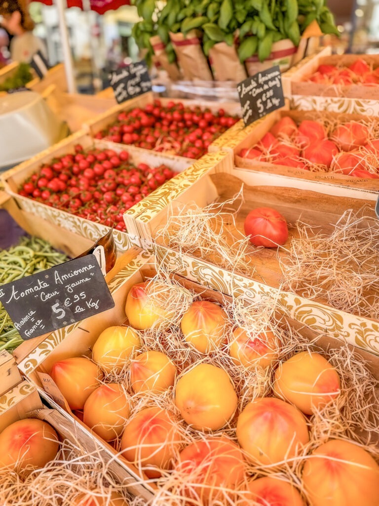 One of the things to do in L'Isle-sur-la-Sorgue is to visit on market day showing stalls of seasonal fruit and vegetables in crates. 