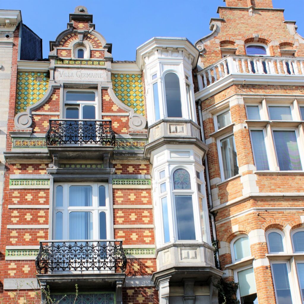 house with green, yellow and red brick details as example of art nouveau in brussels