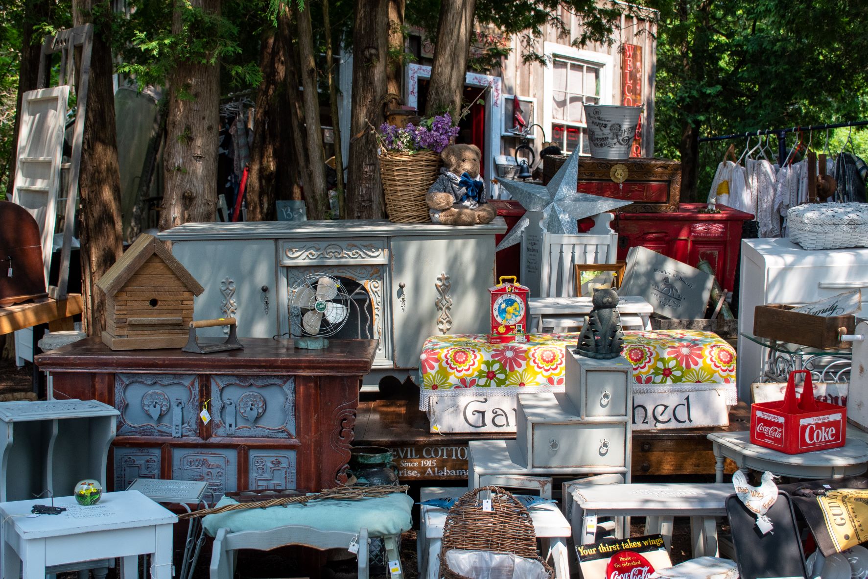 Canada's largest outdoor antique market is the Aberfoyle Antique Market. Located in Aberfoyle Ontario, about 40 minutes west of Toronto, is open spring until fall. It features a Sunday exclusive market with over 100 of the best antique dealers in Ontario.