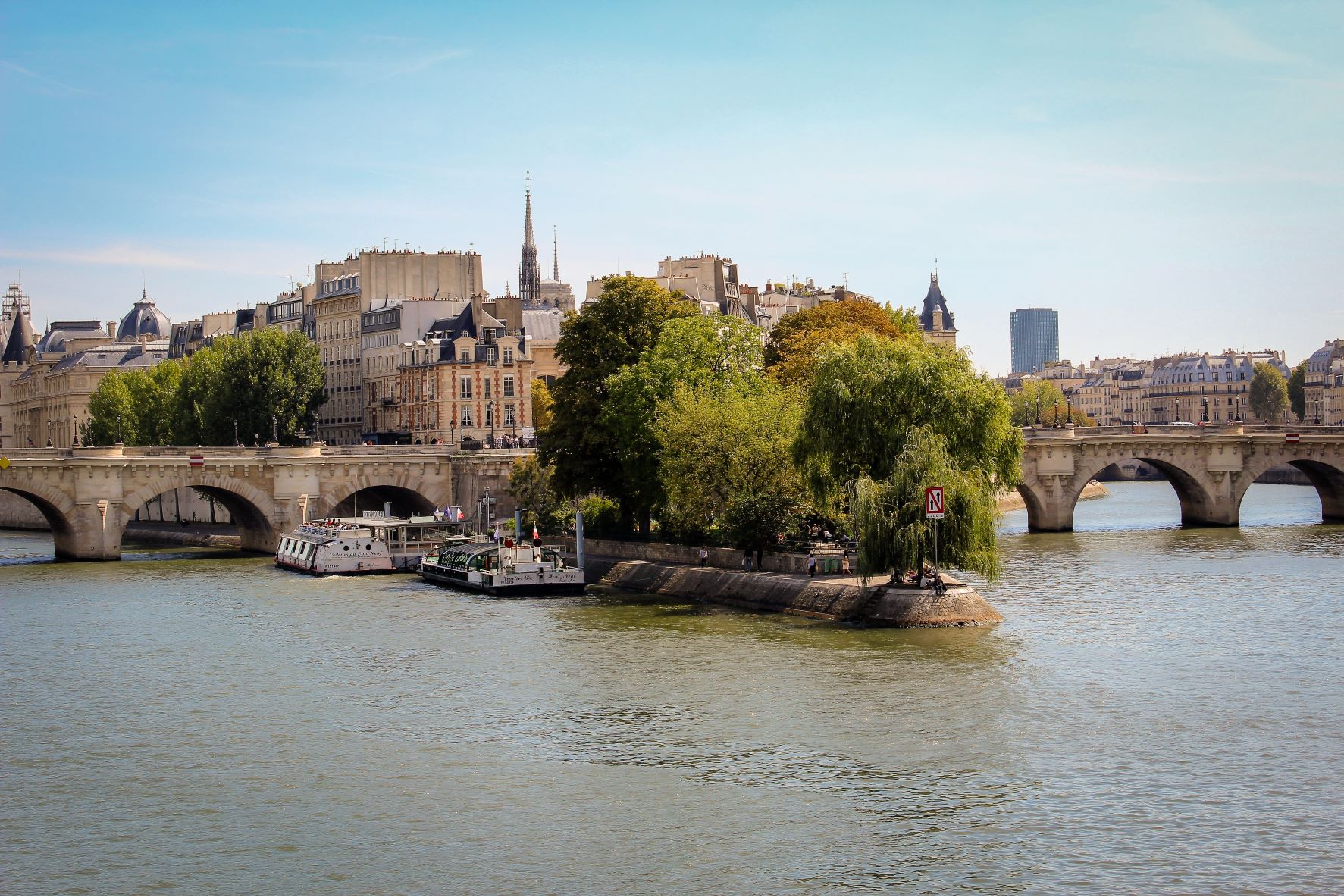 Wandering around Île Saint-Louis or Île de la Cité feels like you are taking a holiday from the rush of Paris. Both are two natural islands sitting in the middle of the Seine with the left and right banks on either side.