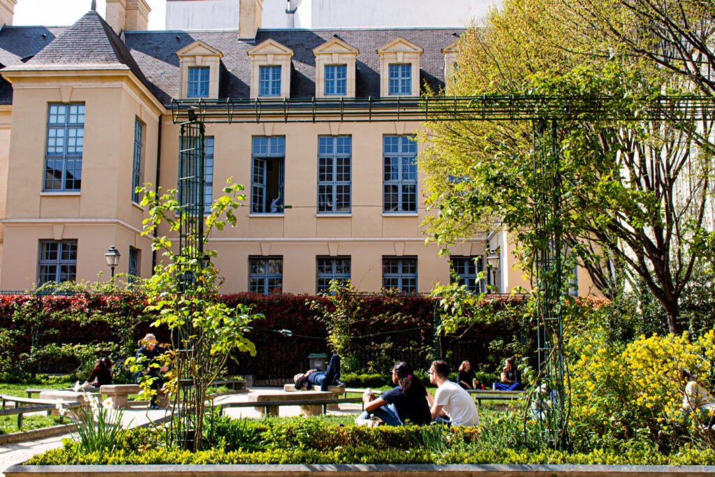 hidden park in paris with gardens
