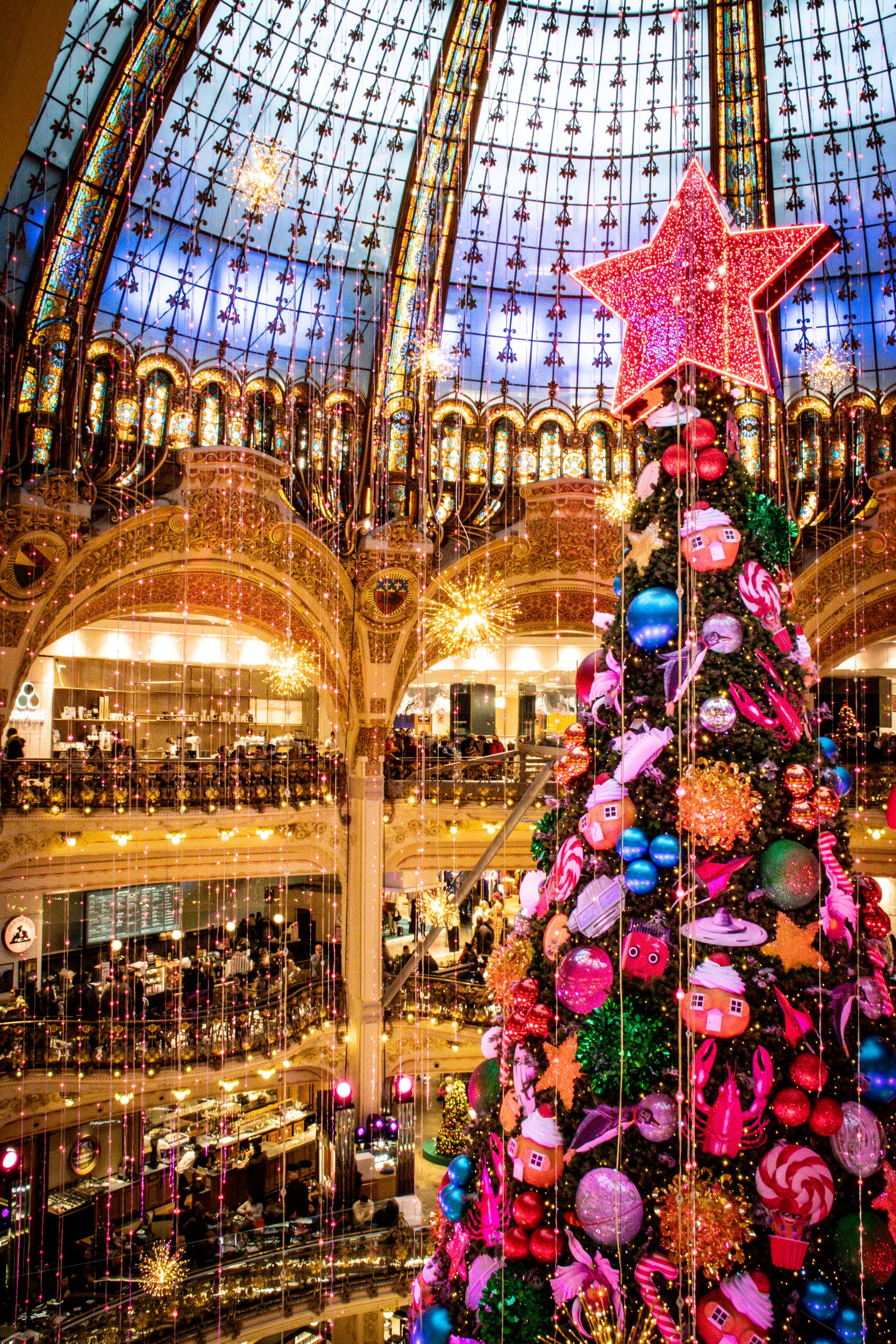 christmas tree decorated in paris