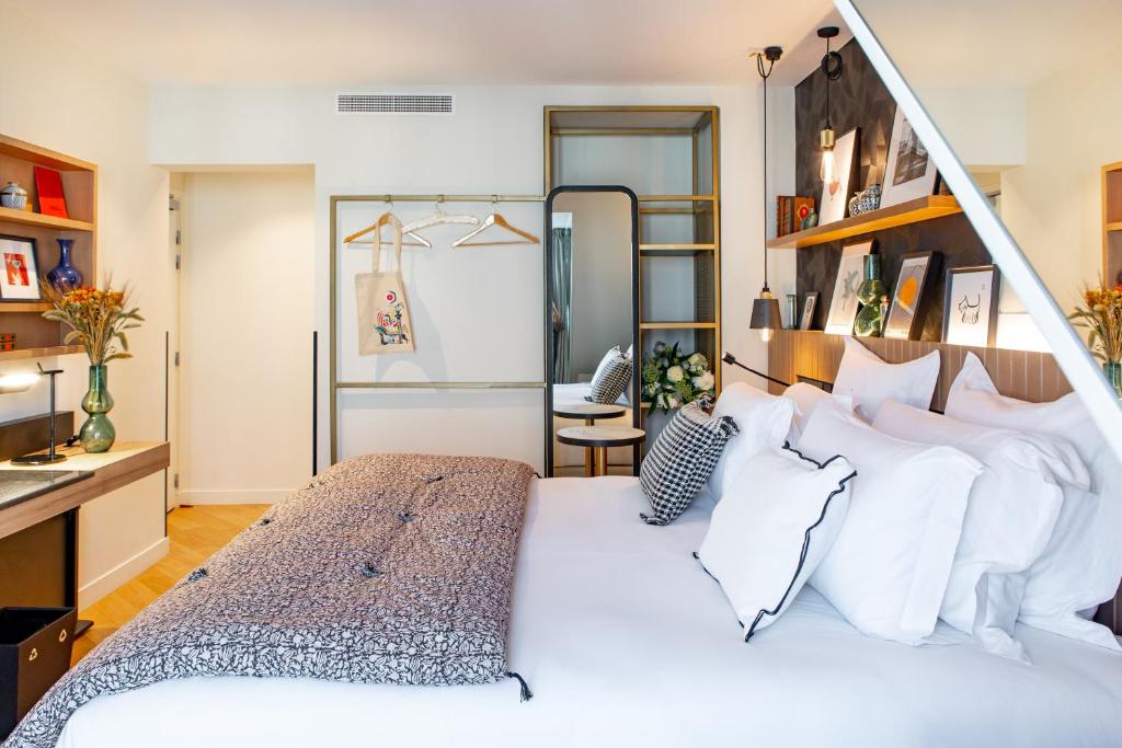 hotel room with white interiors in boutique hotels in paris