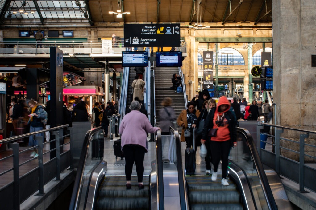 escalator in train station for eurostar paris to london time